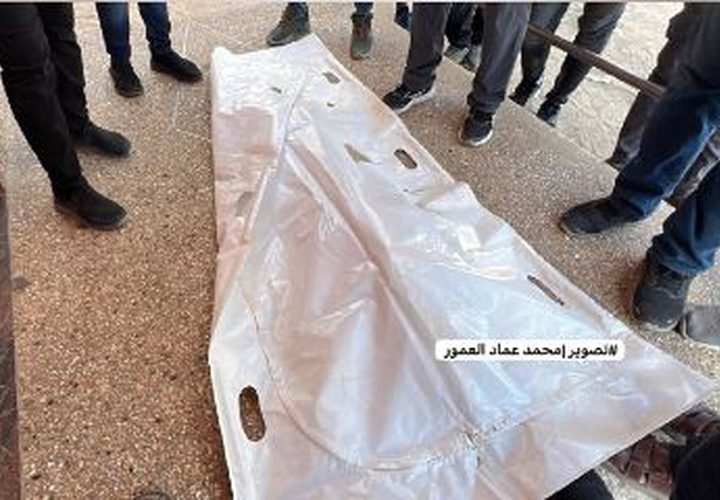 طواقم الدفاع المدني تنتشل رفات شهيد من منطقة حي الأمل بمدينة خان يونس، وتنقله إلى مجمع ناصر الطبي.
