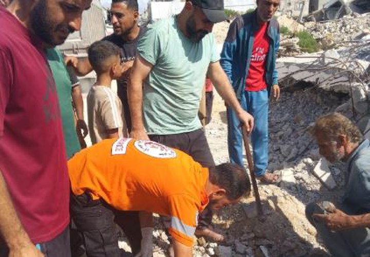 طواقم الدفاع المدني تنتشل رفات شهيد من منطقة حي الأمل بمدينة خان يونس، وتنقله إلى مجمع ناصر الطبي.