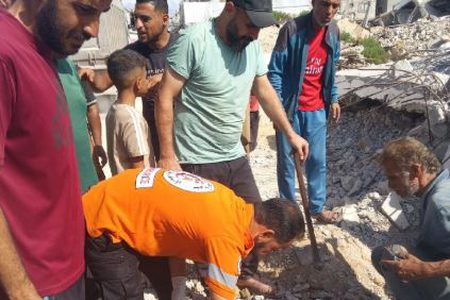الدفاع المدني ينتشل رفات شهيد من حي الأمل بخان يونس
