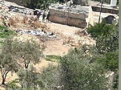 اقتحام قوات الاحتلال حي الكسارات المحاذي لمخيم قلنديا شمال #القدس المحتلة.