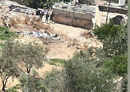 اقتحام قوات الاحتلال حي الكسارات المحاذي لمخيم قلنديا شمال #القدس المحتلة.