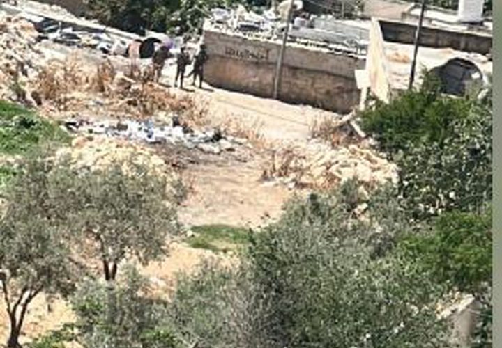 اقتحام قوات الاحتلال حي الكسارات المحاذي لمخيم قلنديا شمال #القدس المحتلة.