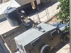 اقتحام قوات الاحتلال حي الكسارات المحاذي لمخيم قلنديا شمال #القدس المحتلة.
