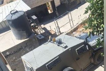 اقتحام قوات الاحتلال حي الكسارات المحاذي لمخيم قلنديا شمال القدس المحتلة