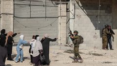بين المعتقلين 5 سيدات وصحفي.. الاحتلال يعتقل 20 فلسطينياً في الضفة