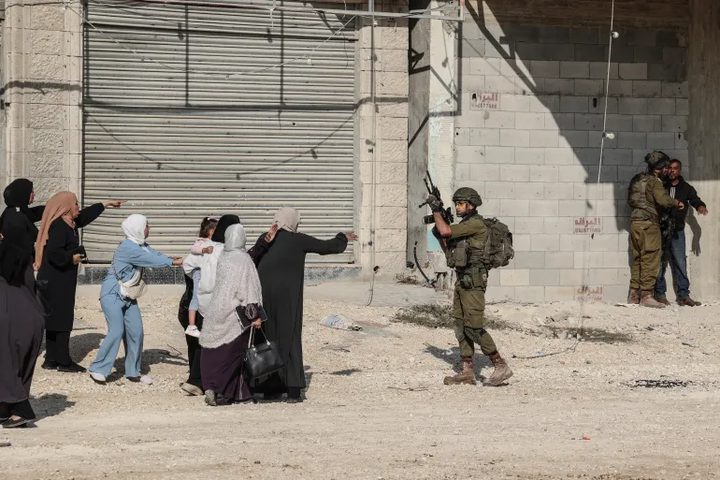 بين المعتقلين 5 سيدات وصحفي.. الاحتلال يعتقل 20 فلسطينياً في الضفة