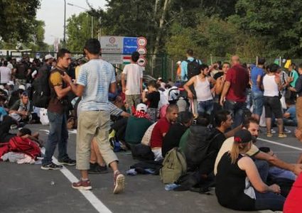أبو لبن تتفقد أوضاع اللاجئين الفلسطينيين في مركز إيواء بالبوسنة والهرسك