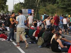 أبو لبن تتفقد أوضاع اللاجئين الفلسطينيين في مركز إيواء بالبوسنة والهرسك
