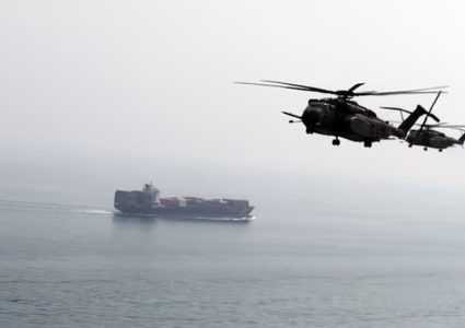 الجيش الأمريكي يعلن مصرع جندي وإصابة 3 بهبوط مروحية في بحر العرب