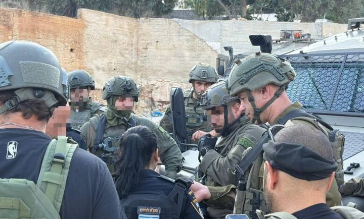 الاحتلال يفرض حظر تجوال على مخماس شمال القدس ويعتقل 15 مواطنا بينهم سيدة