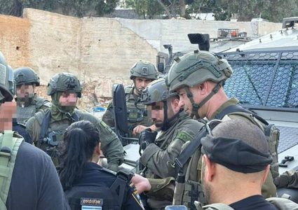 الاحتلال يفرض حظر تجوال على مخماس شمال القدس ويعتقل 15 مواطنا بينهم سيدة