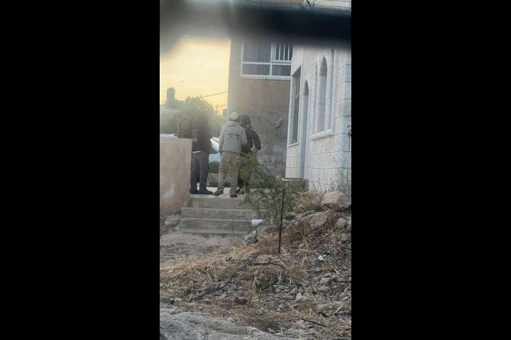 مستوطنون يهاجمون قرية دير جرير شرق رام الله