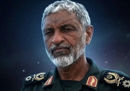 إيران تعيّن قائدًا جديدًا لبحرية الحرس الثوري وتطلق تهديدات لواشنطن وتل أبيب