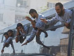 الصليب الأحمر: تسهيل نقل 9 أسرى محررين إلى مستشفى شهداء الأقصى