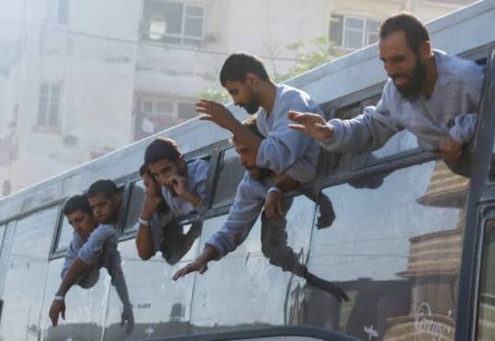الصليب الأحمر: تسهيل نقل 9 أسرى محررين إلى مستشفى شهداء الأقصى