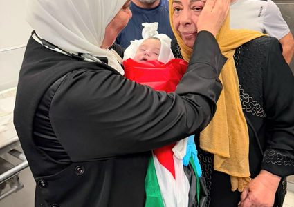 الآن .. من المستشفى الاستشاري، حيث أعلن الأطباء عن استشهاد الطفل الرضيع أحمد معروف زيد، بعد أن منعت قوات الاحـ ـتلال نقله إلى المستشفى لأكثر من ساعة عبر الحاجز العسكري المقام على مدخل قرية دير عمار.