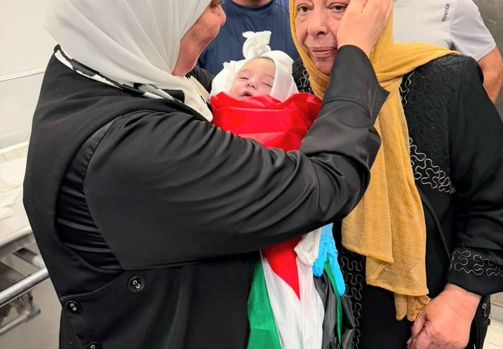 الآن .. من المستشفى الاستشاري، حيث أعلن الأطباء عن استشهاد الطفل الرضيع أحمد معروف زيد، بعد أن منعت قوات الاحـ ـتلال نقله إلى المستشفى لأكثر من ساعة عبر الحاجز العسكري المقام على مدخل قرية دير عمار.