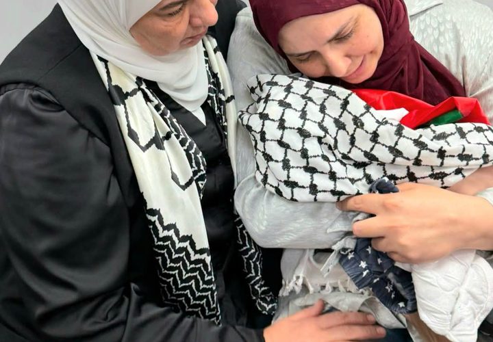 الآن .. من المستشفى الاستشاري، حيث أعلن الأطباء عن استشهاد الطفل الرضيع أحمد معروف زيد، بعد أن منعت قوات الاحـ ـتلال نقله إلى المستشفى لأكثر من ساعة عبر الحاجز العسكري المقام على مدخل قرية دير عمار.