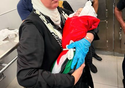 الآن .. من المستشفى الاستشاري، حيث أعلن الأطباء عن استشهاد الطفل الرضيع أحمد معروف زيد، بعد أن منعت قوات الاحـ ـتلال نقله إلى المستشفى لأكثر من ساعة عبر الحاجز العسكري المقام على مدخل قرية دير عمار.