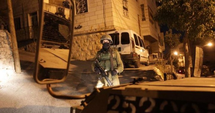 قوات الاحتلال تعتقل ثلاثة شبان من بلدة كفر عقب