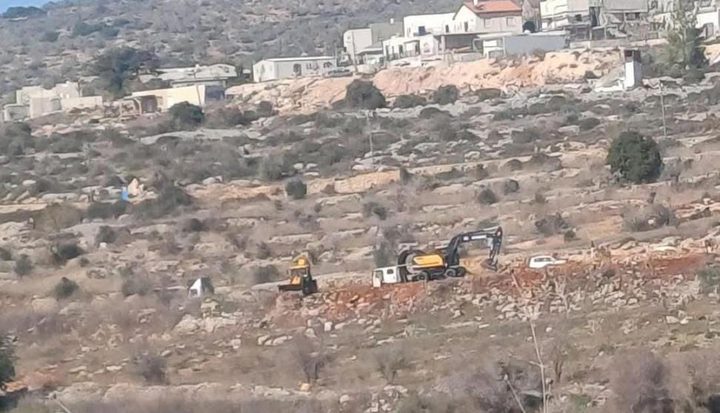 الاحتلال يجرف أراضي في اللبن الشرقية جنوب نابلس