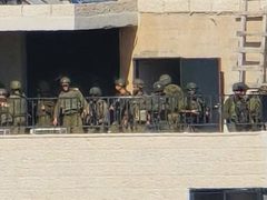 قوات الاحتلال تقتحم حي سطح مرحبا وتعتلي سطح بناية