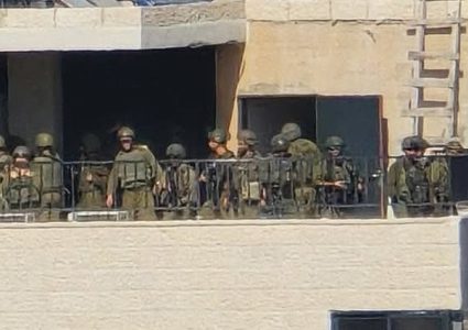 قوات الاحتلال تقتحم حي سطح مرحبا وتعتلي سطح بناية