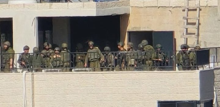 قوات الاحتلال تقتحم حي سطح مرحبا وتعتلي سطح بناية