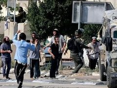 مستوطنون يهاجمون مركبات المواطنين بالحجارة شرق رام الله