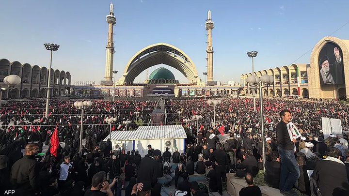 بدء مراسم تشييع علي خامنئي في طهران وسط حضور جماهيري واسع