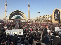 بدء مراسم تشييع علي خامنئي في طهران وسط حضور جماهيري واسع