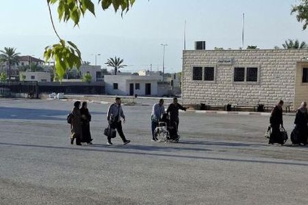 حركة نشطة في معبر الكرامة ومغادرة دفعة من المعتمرين