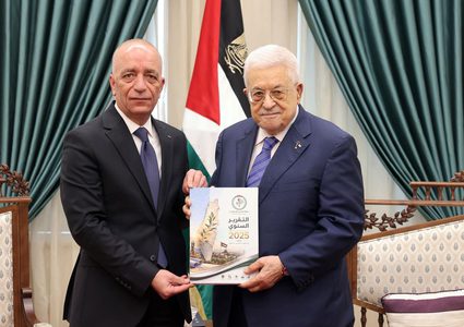 رئيس الوزراء يتسلم تقرير سلطة الأراضي لعام 2025