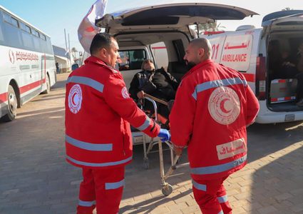 الهلال الأحمر يشارك في إجلاء مرضى ومرافقين للعلاج خارج غزة عبر معبر رفح