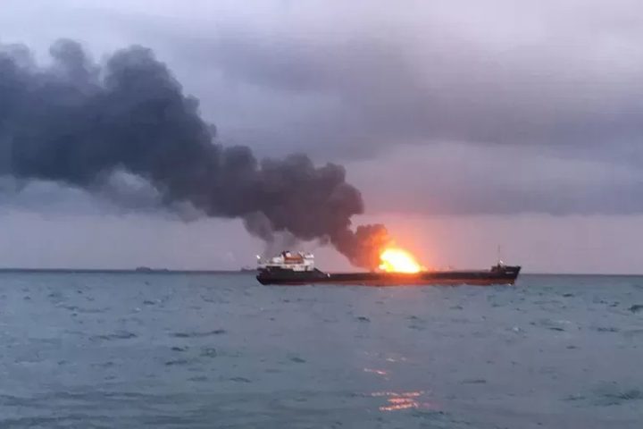 إصابة ناقلتي نفط في مضيق هرمز.. واتهام أمريكي للحرس الثوري بالهجوم