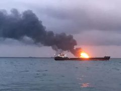 إصابة ناقلتي نفط في مضيق هرمز.. واتهام أمريكي للحرس الثوري بالهجوم