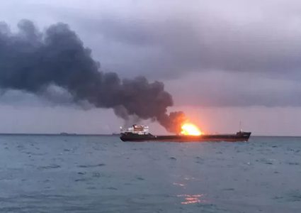 إصابة ناقلتي نفط في مضيق هرمز.. واتهام أمريكي للحرس الثوري بالهجوم