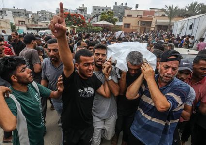 غزة تشييع عدد من شهداءها والاحتلال ينسف منازل بالزيتون