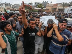غزة تشييع عدد من شهداءها والاحتلال ينسف منازل بالزيتون