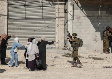 الاحتلال يعتقل أربعة مواطنين بينهم سيدة ويحتجز العشرات في الخليل