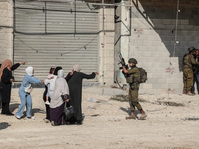 الاحتلال يعتقل أربعة مواطنين بينهم سيدة ويحتجز العشرات في الخليل