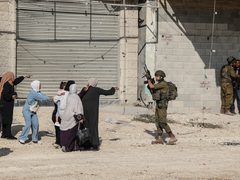 الاحتلال يعتقل أربعة مواطنين بينهم سيدة ويحتجز العشرات في الخليل