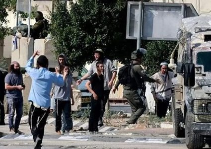 مستوطنون يهاجمون مركبات المواطنين بين بلدتي رمون ودير دبوان