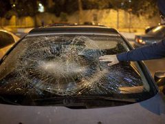 رام الله: مستوطنون يحطمون مركبة مواطن في المغير