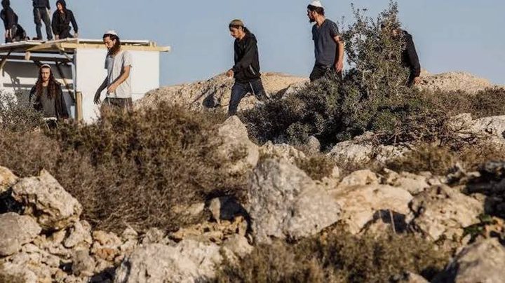 مستوطنون يقتحمون منزلاً ويخربون مواد بناء غرب رام الله