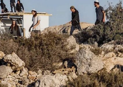 مستوطنون يقتحمون منزلاً ويخربون مواد بناء غرب رام الله