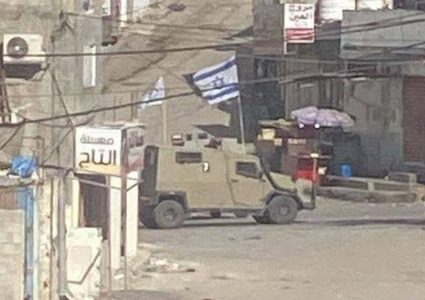 الاحتلال يداهم عدة منازل خلال اقتحامه مخيم العين غربي نابلس