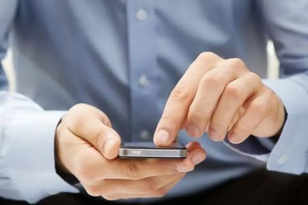 دراسة: استخدام الآباء المفرط للهواتف يهدد صحة الأبناء النفسية