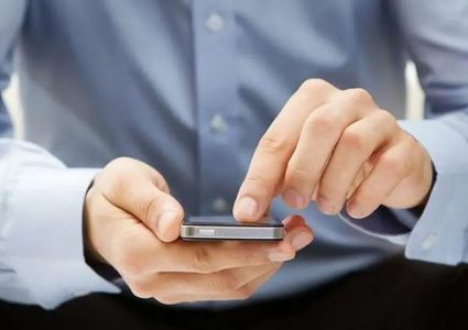 دراسة: استخدام الآباء المفرط للهواتف يهدد صحة الأبناء النفسية