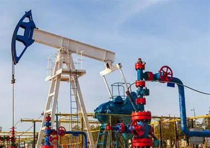 النفط يتراجع بأكثر من 1% مع تصاعد الصراع الأمريكي الإيراني